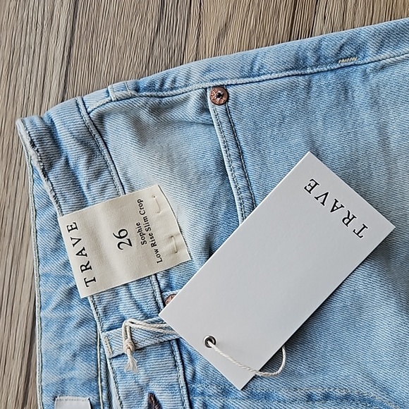 Trave Light Wash Sophie Low Rise Slim Cropped Jeans 26 NWT - Picture 4 of 10